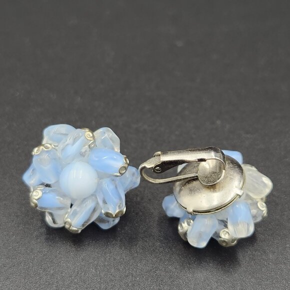 Beautiful Vintage Unsigned Blue Glass and Silver Toned Clip On Earings - Picture 2 of 6